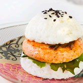 Receta de mini sushi burger de atún con algas y sésamo negro