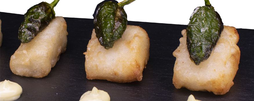 Taquitos de bacalao en tempura con pimientos de padrón y alioli