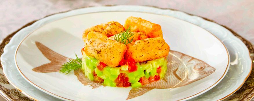 Tempura de salmón con eneldo y tartar de aguacate y tomate