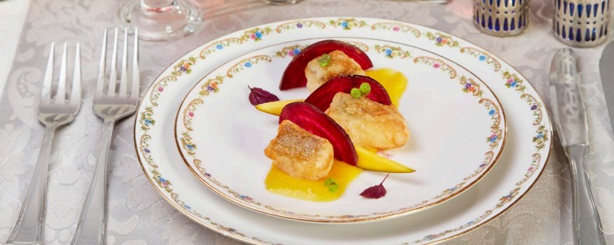Taquitos de bacalao en tempura con chips de remolacha y salsa de