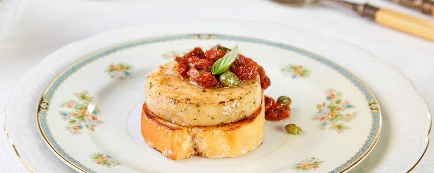Receta de mini burger de merluza sobre crostini