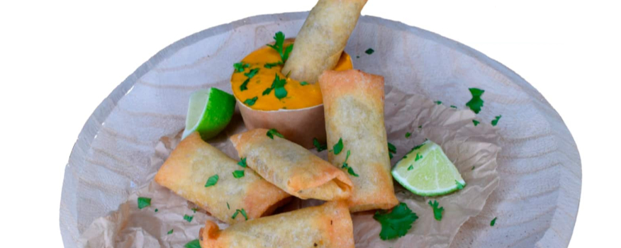 Mini rollito de mejillón y wakame con salsa de coco y cúrcuma