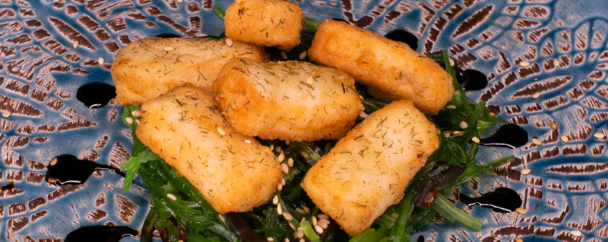 Tempura de salmón con eneldo