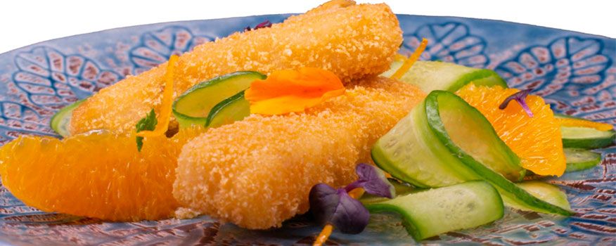 Varitas de merluza sin gluten con ensalada de pepino y naranja